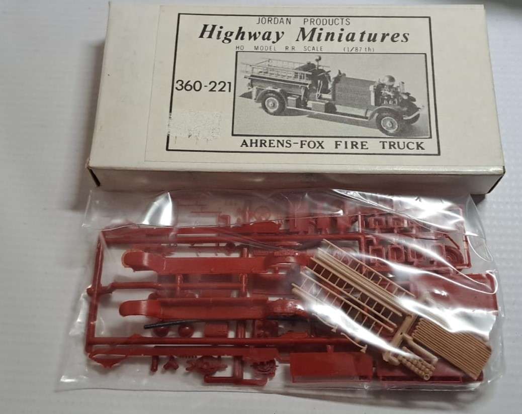 Model Trains/Cart HO 1 x Ahrens-Fox Fire Truck Kit.