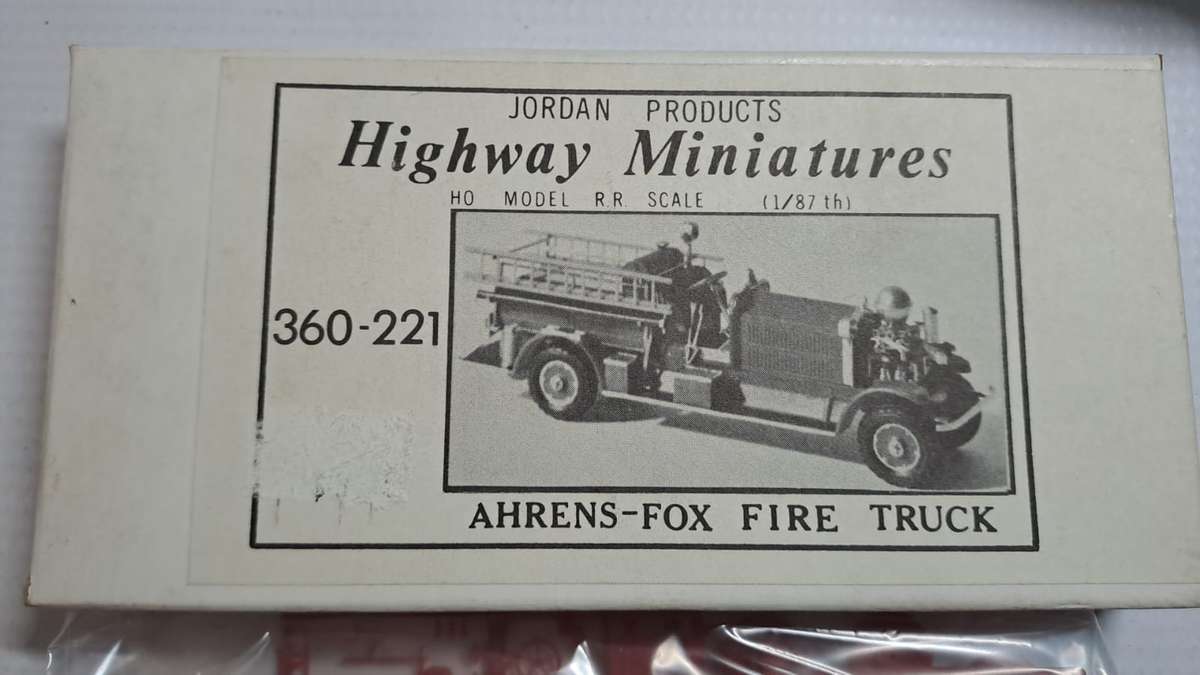 Model Trains/Cart HO 1 x Ahrens-Fox Fire Truck Kit.