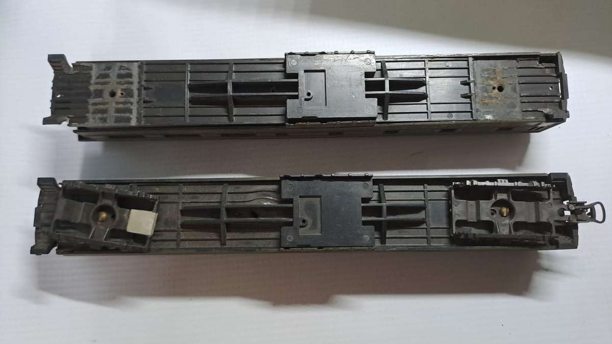 Model Trains H0 Coaches x2. Sold as is.