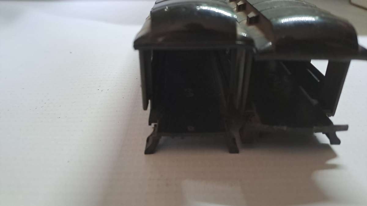 Model Trains H0 Coaches x2. Sold as is.