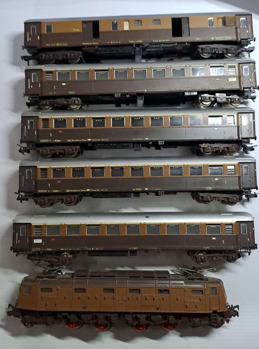 Model Trains H0 Fleischmann 5 x Residenza Rama coaches with metal wheels.  Eletric Unit. Italia.
