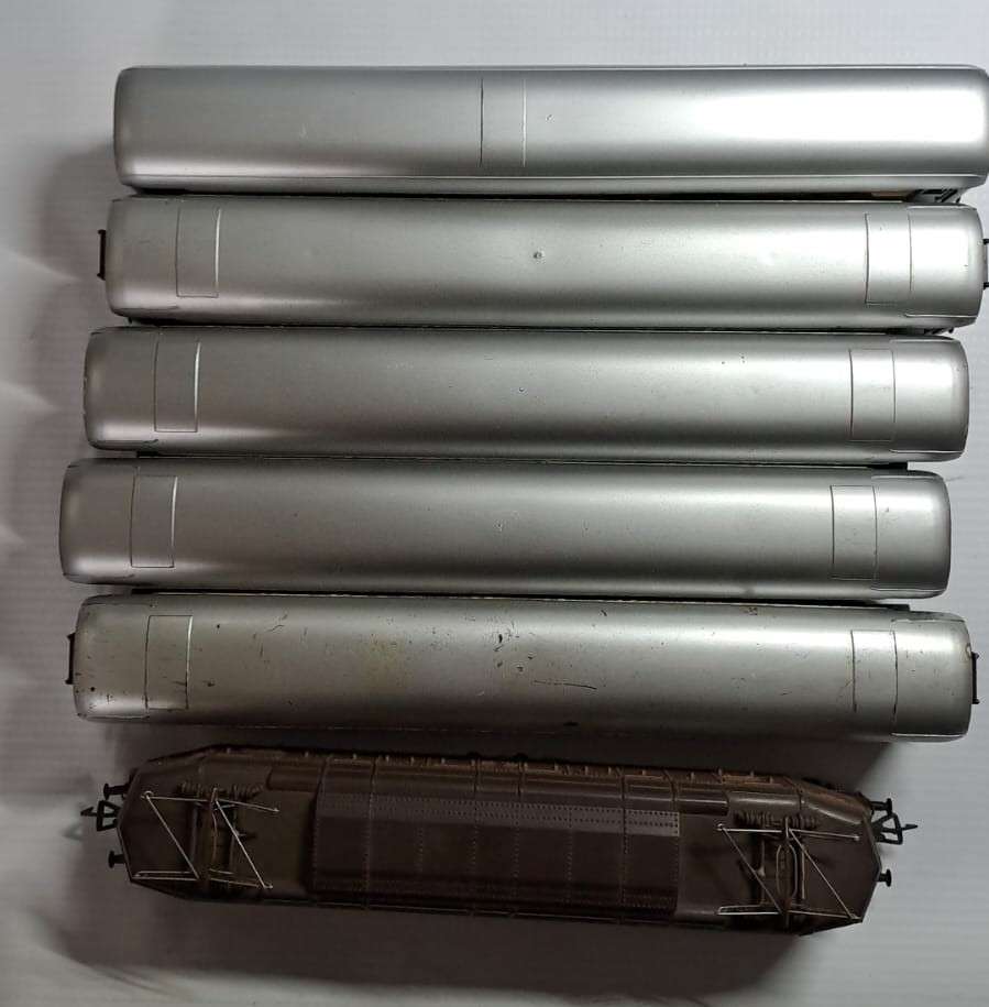Model Trains H0 Fleischmann 5 x Residenza Rama coaches with metal wheels.  Eletric Unit. Italia.