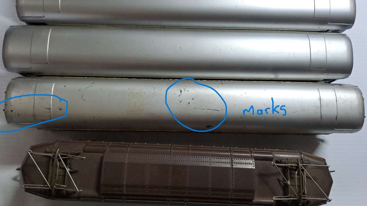 Model Trains H0 Fleischmann 5 x Residenza Rama coaches with metal wheels.  Eletric Unit. Italia.