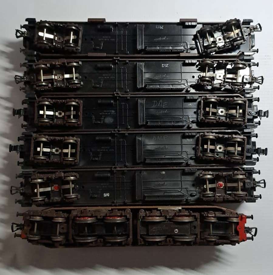 Model Trains H0 Fleischmann 5 x Residenza Rama coaches with metal wheels.  Eletric Unit. Italia.