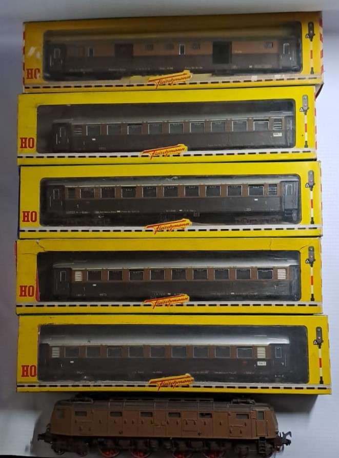 Model Trains H0 Fleischmann 5 x Residenza Rama coaches with metal wheels.  Eletric Unit. Italia.