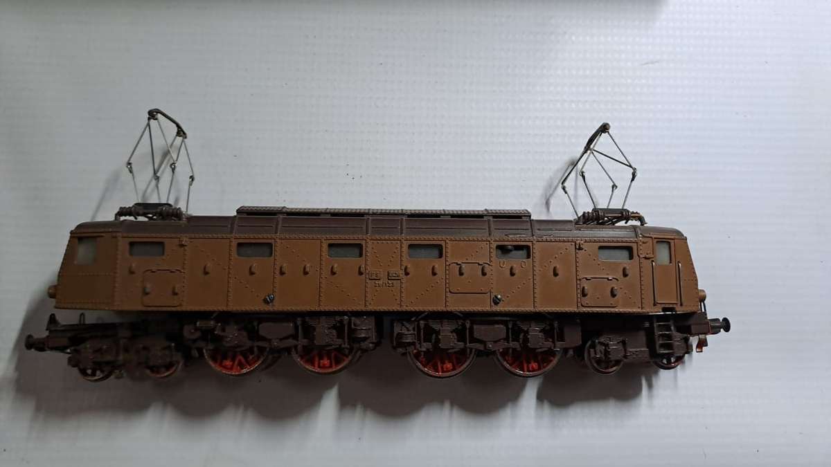 Model Trains H0 Fleischmann 5 x Residenza Rama coaches with metal wheels.  Eletric Unit. Italia.
