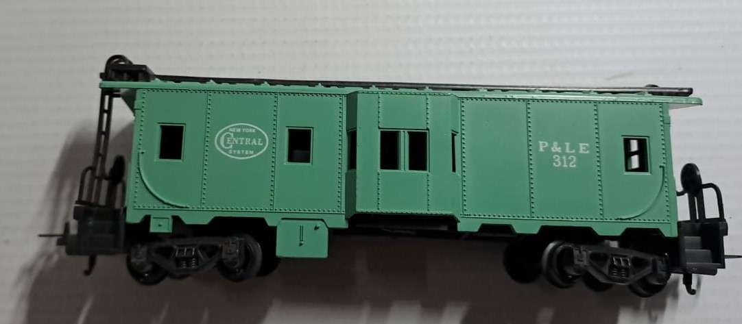 Model Trains H0 Lima New York Central System Caboose, with plastic wheels & Lima couplers. Boxed