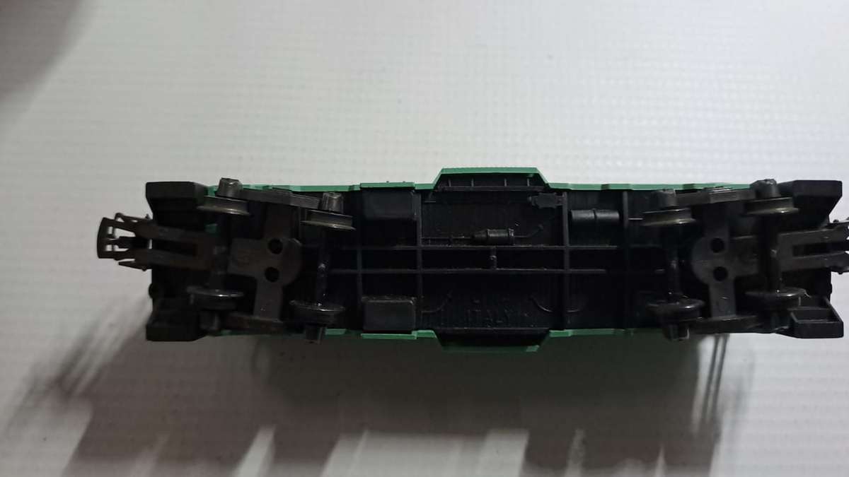 Model Trains H0 Lima New York Central System Caboose, with plastic wheels & Lima couplers. Boxed