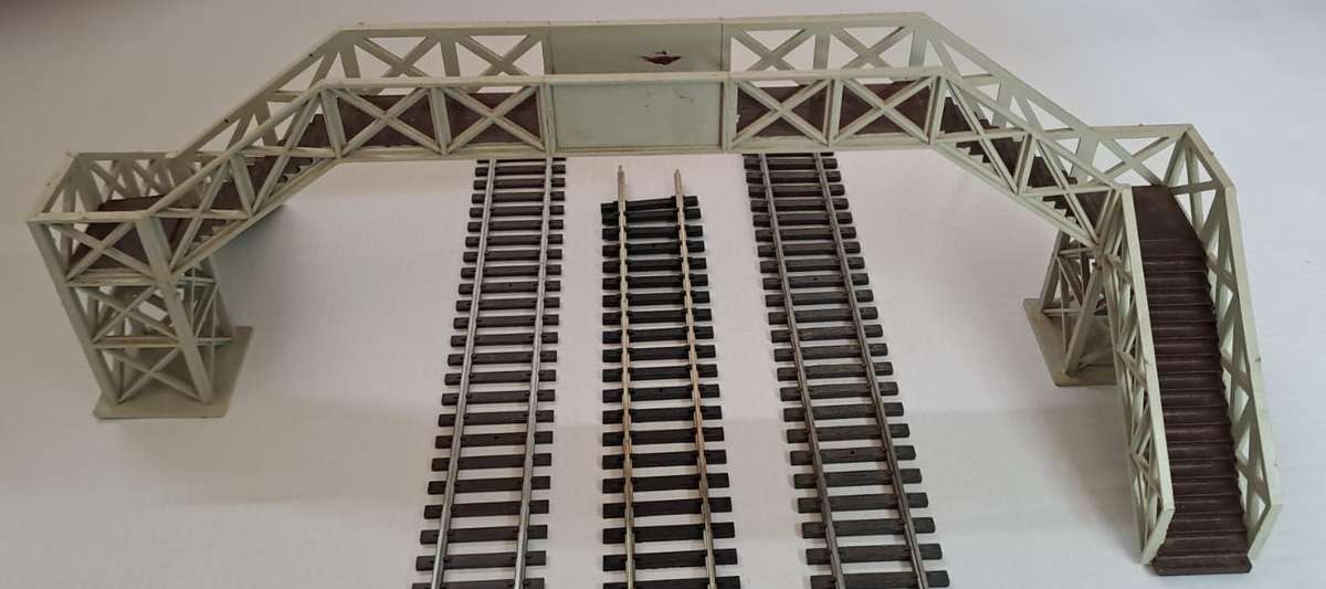 Model Trains HO Scale 1 x Railway footbridge. See pics.  272mm x 90mm x 90mm