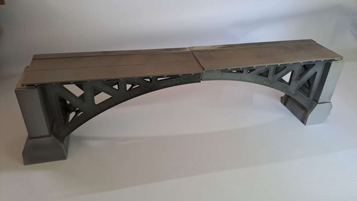 Model Trains HO Scale 1 x Railway bridge. See pics.  370mm x 65mm x 100mm