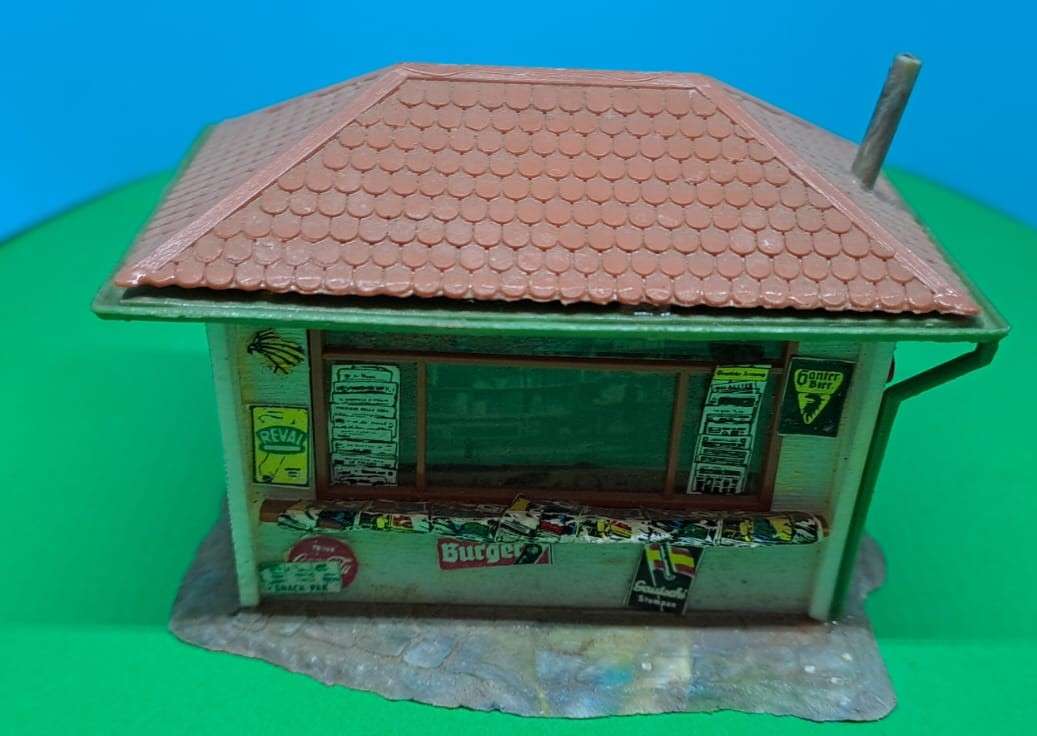 Model Trains HO Scale Kiosk. 70mm x 46mm x 50mm.