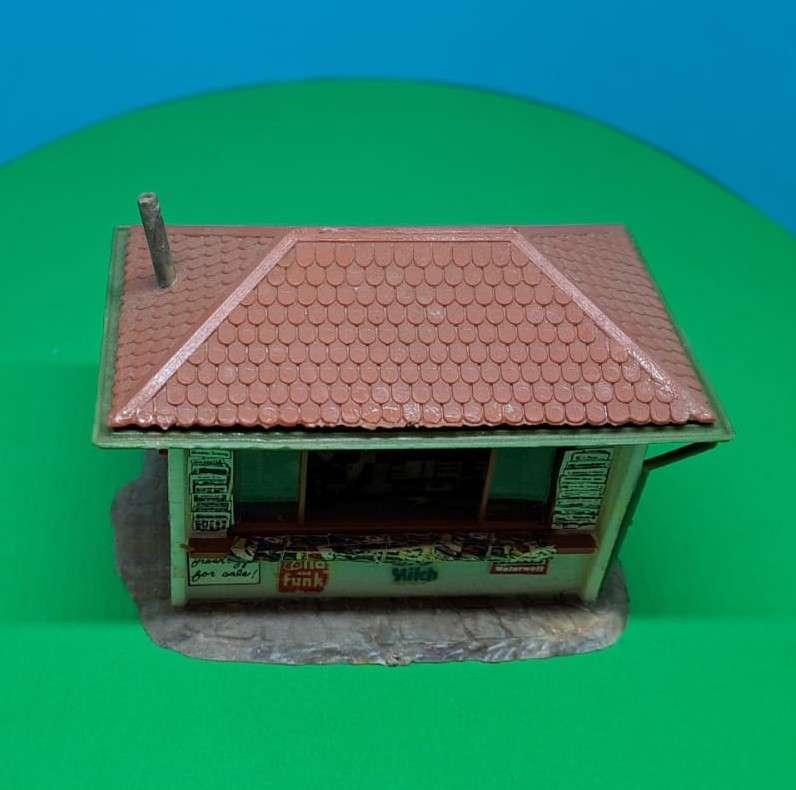Model Trains HO Scale Kiosk. 70mm x 46mm x 50mm.