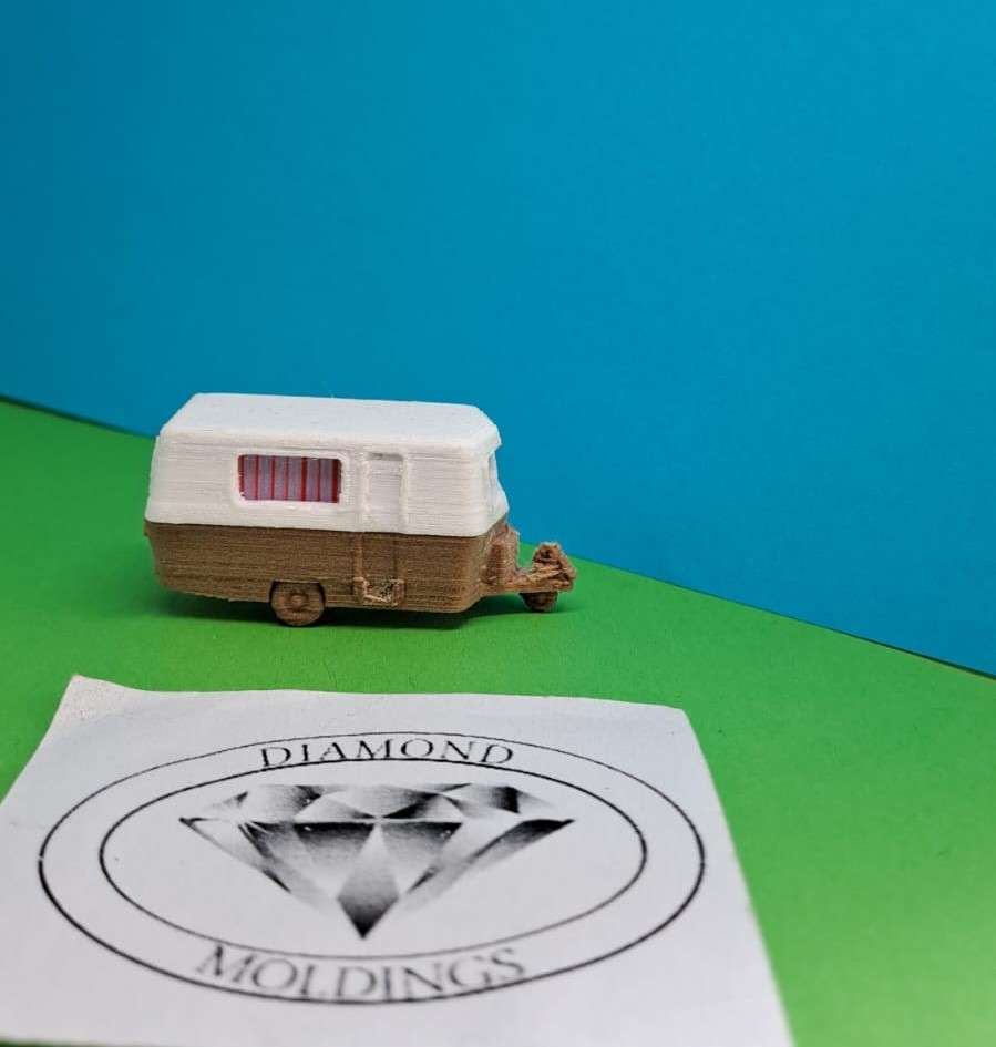 Model Trains HO 1 x Caravan Single Axis - Two tone color (Brown) - 50mm x 20mm x 24mm