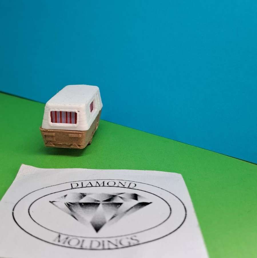 Model Trains HO 1 x Caravan Single Axis - Two tone color (Brown) - 50mm x 20mm x 24mm