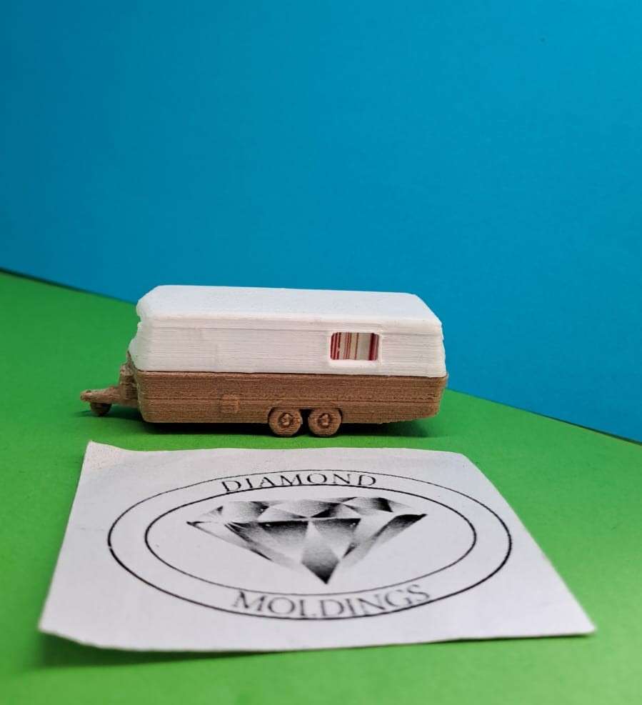 Model Trains HO 1 x Caravan Double Axis - Two tone color (Brown) - 64mm x 22mm x 22mm