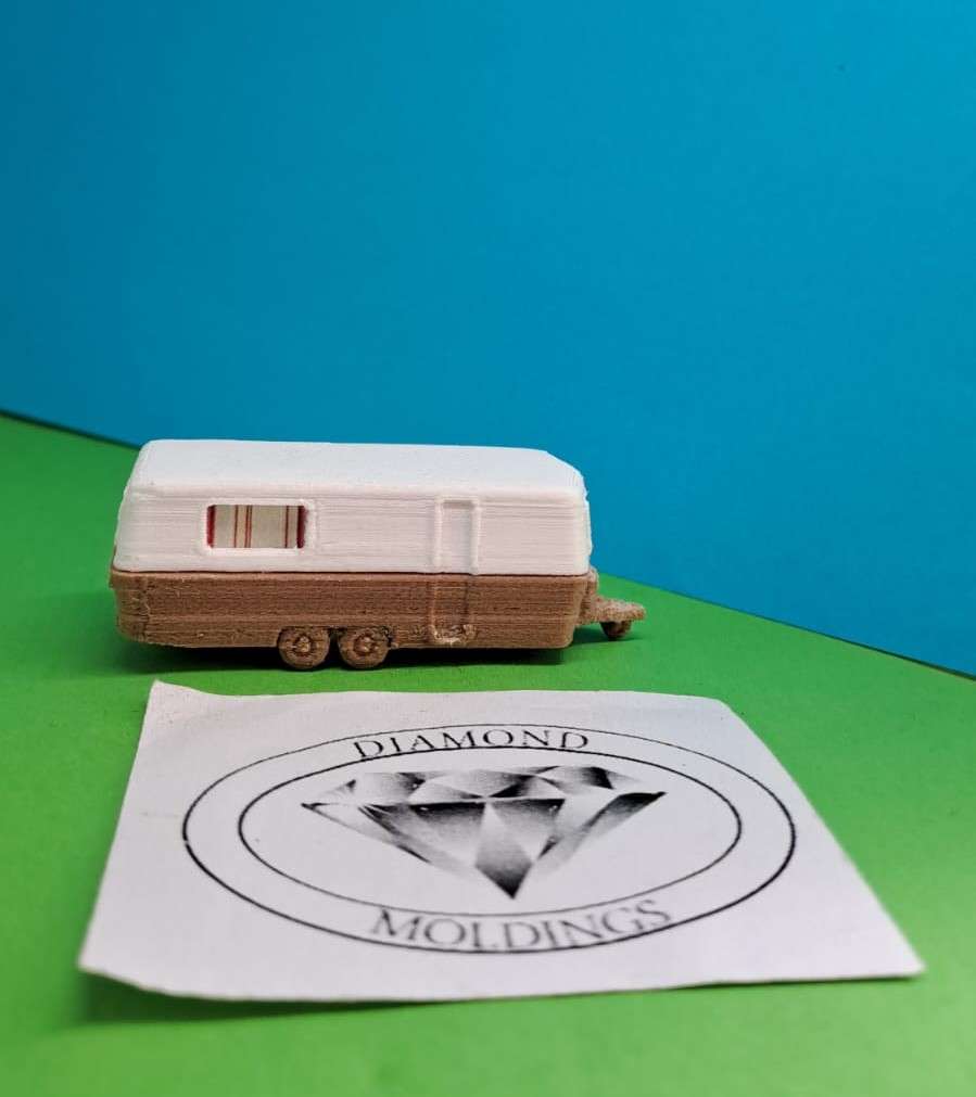 Model Trains HO 1 x Caravan Double Axis - Two tone color (Brown) - 64mm x 22mm x 22mm