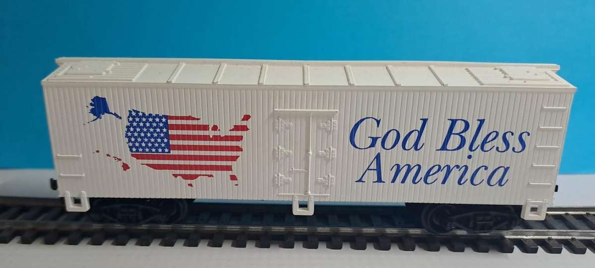Model Trains HO 1 x Life-Like, Box Wagon-God Bless America, with plastic wheels & Horn Hook couplers