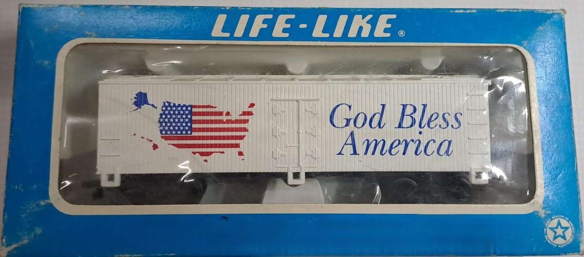 Model Trains HO 1 x Life-Like, Box Wagon-God Bless America, with plastic wheels & Horn Hook couplers