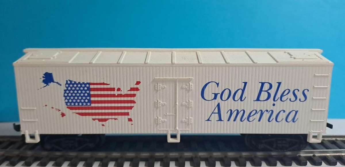 Model Trains HO 1 x Life-Like, Box Wagon-God Bless America, with plastic wheels & Horn Hook couplers