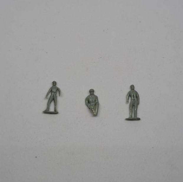 Model Trains HO 1 x Bag of people. 2 x Standing & 1 x Sitting. (Unpainted)