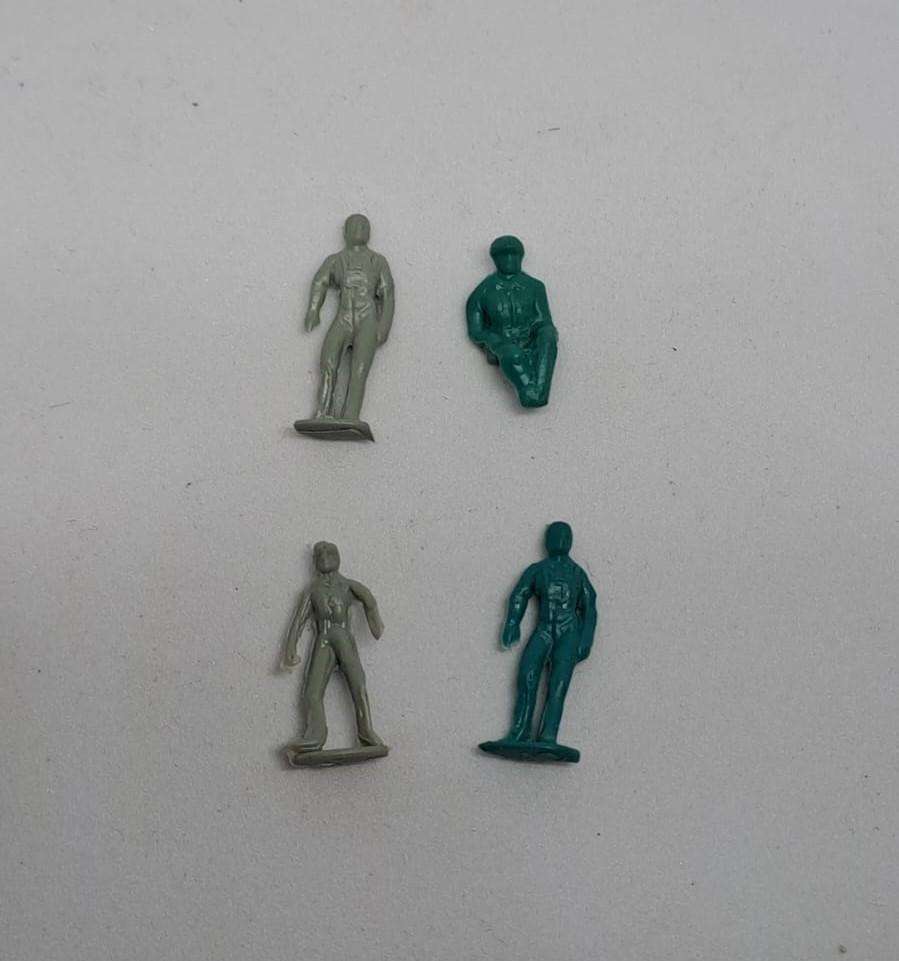 Model Trains HO 1 x Bag of people. 3 x Standing & 1 x Sitting. (Unpainted)