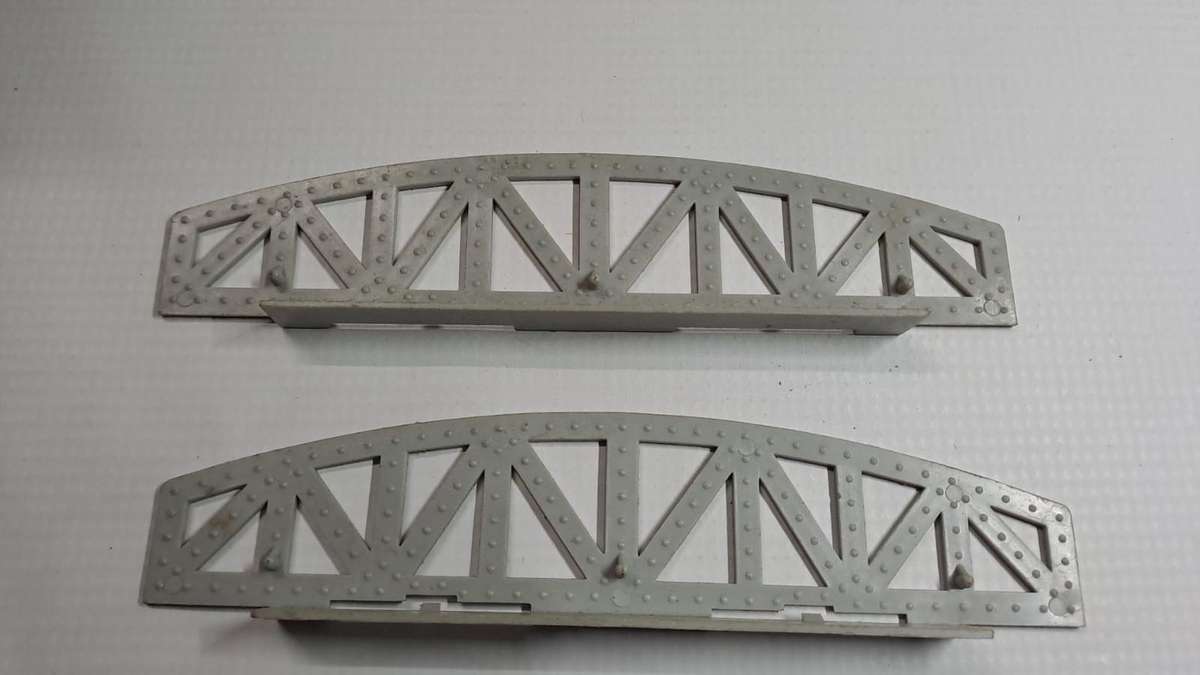 Model Trains HO 2 x Sky Lectric bridge sides, can also been used for HO trains.