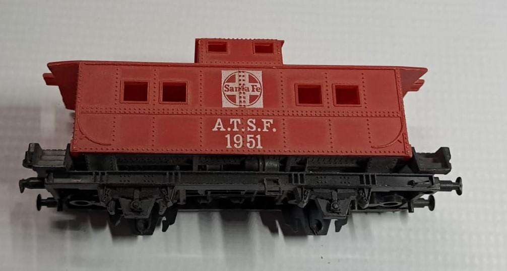 Model Trains H0 1 x ATSF Santa Fe Caboose, with no wheels & Horn no couplers.