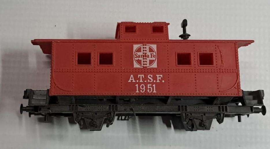 Model Trains H0 1 x ATSF Santa Fe Caboose, with no wheels & Horn no couplers.
