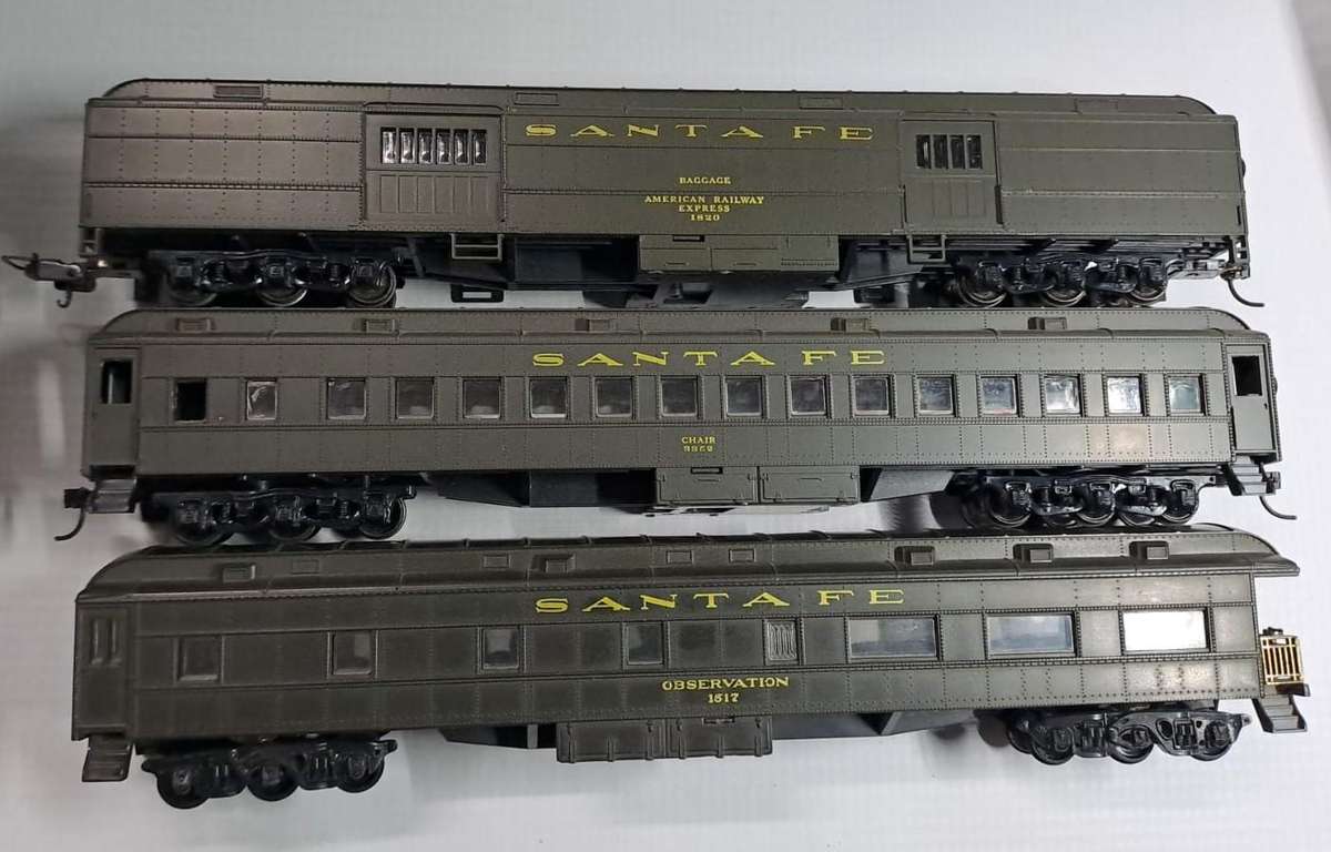Model Trains HO 3 x Santa Fe Couches, plastic & metal wheels, mix couplers x2 missing couplers.