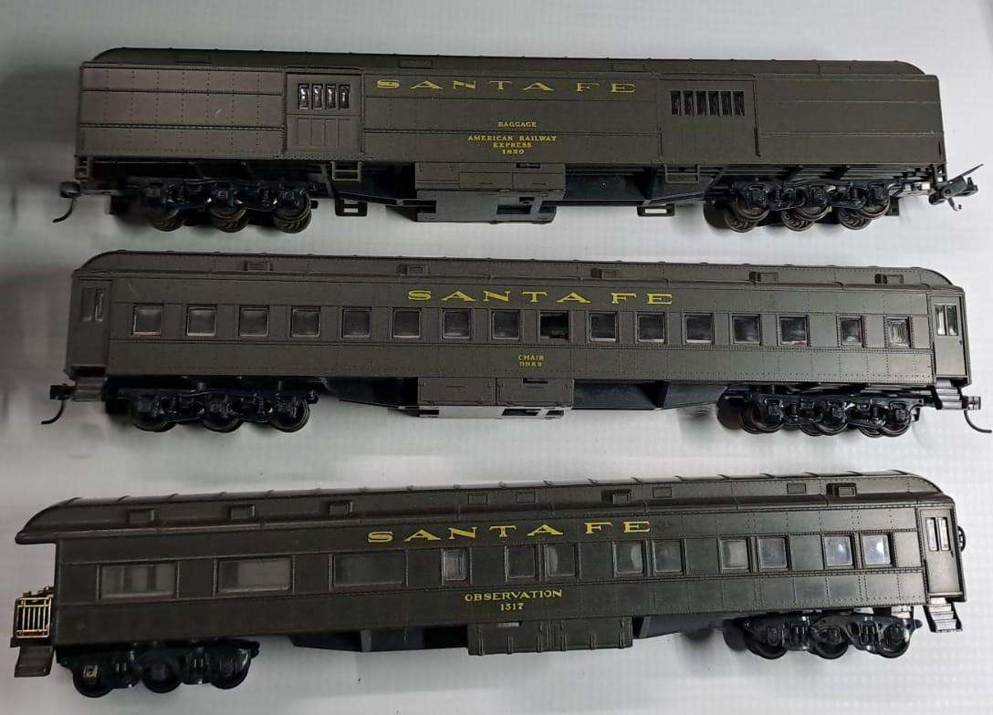 Model Trains HO 3 x Santa Fe Couches, plastic & metal wheels, mix couplers x2 missing couplers.