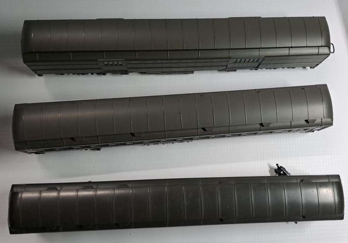 Model Trains HO 3 x Santa Fe Couches, plastic & metal wheels, mix couplers x2 missing couplers.