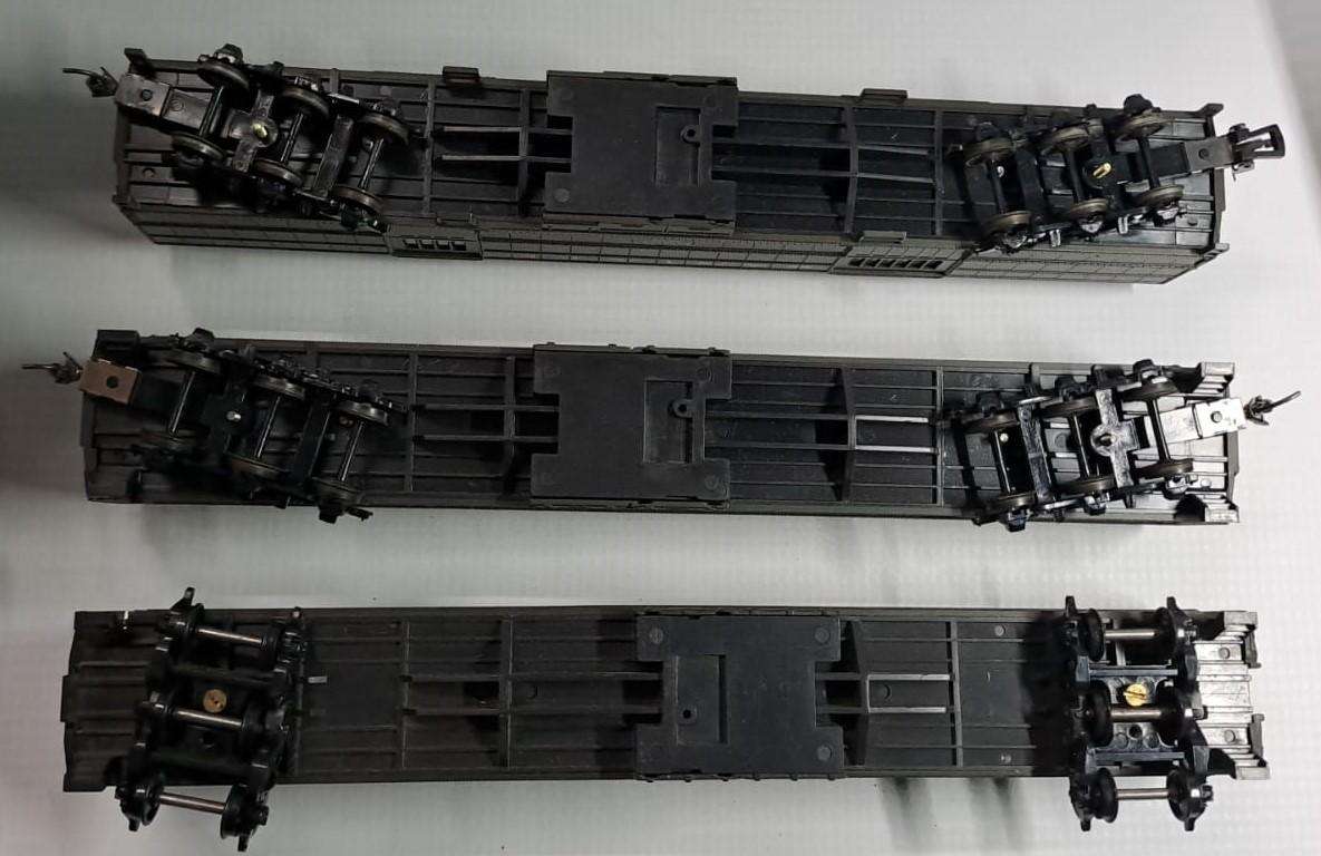 Model Trains HO 3 x Santa Fe Couches, plastic & metal wheels, mix couplers x2 missing couplers.