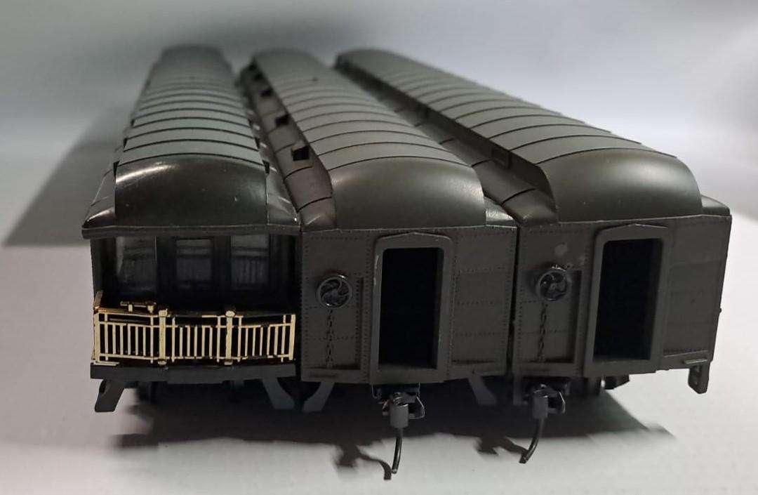Model Trains HO 3 x Santa Fe Couches, plastic & metal wheels, mix couplers x2 missing couplers.