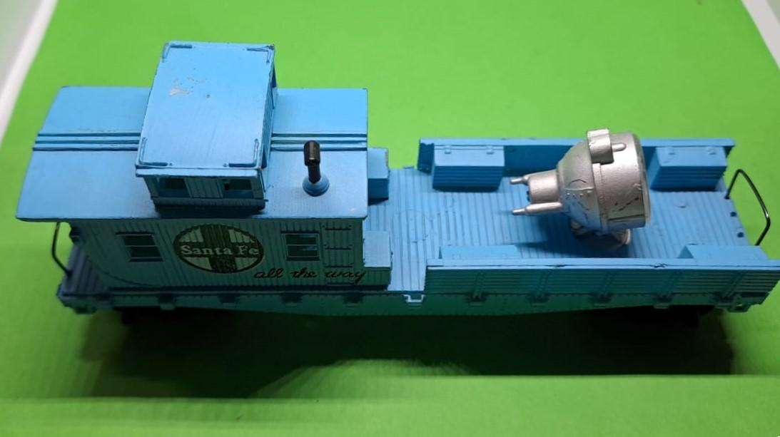 Model Trains HO 1 x Life Like Santa Fe Pacific Light car, with metal wheels & no couplers.