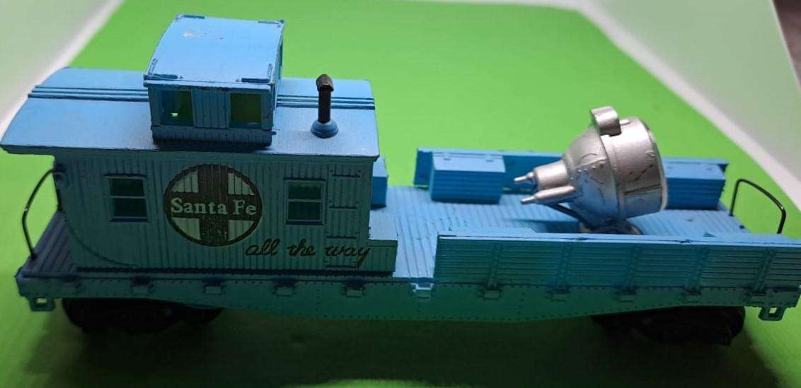 Model Trains HO 1 x Life Like Santa Fe Pacific Light car, with metal wheels & no couplers.