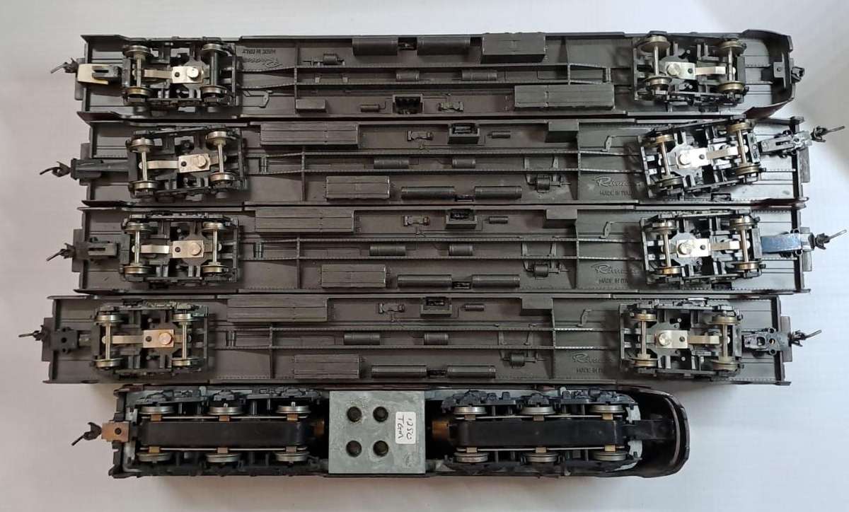 Model Trains HO 1 x Rivarossi  Pennsylvania, Loco & 4 Carriages with metal wheels & Kadee coupler.