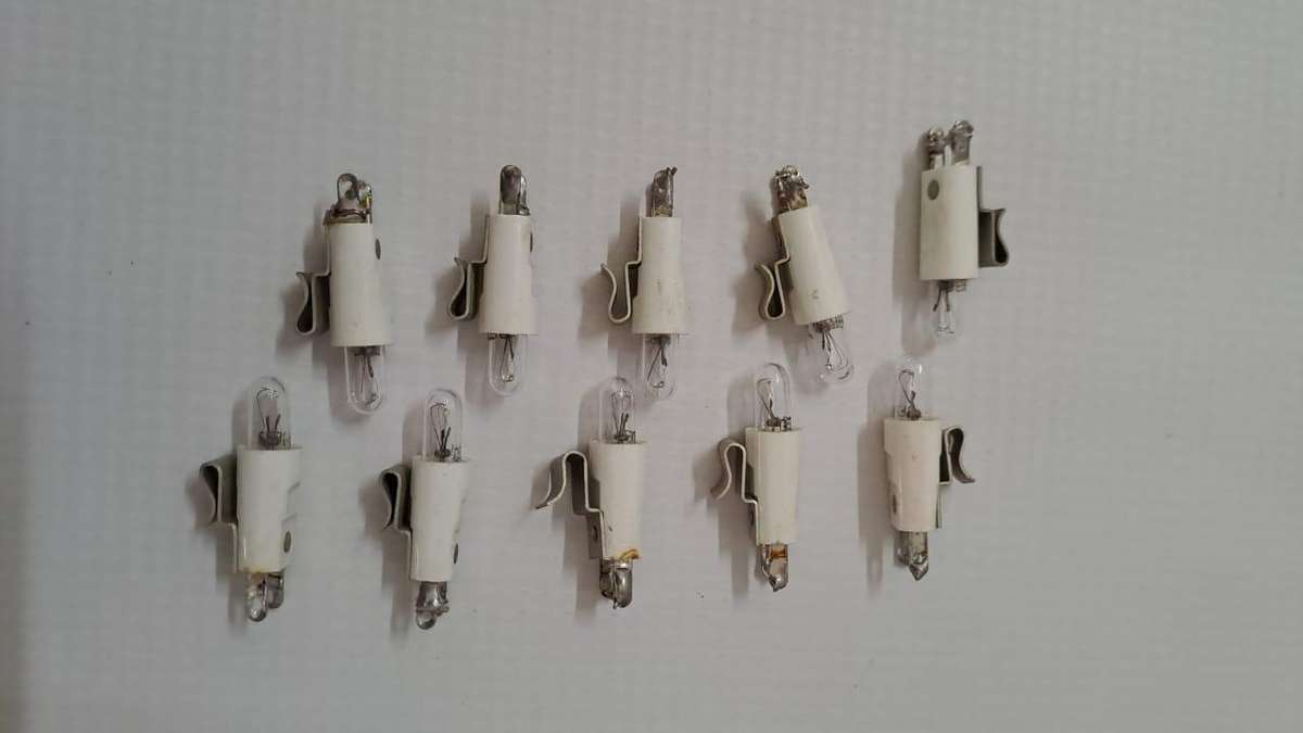 Model Trains HO 1 x Bag with (x 10) 12V lights + mounting plate for buildings.