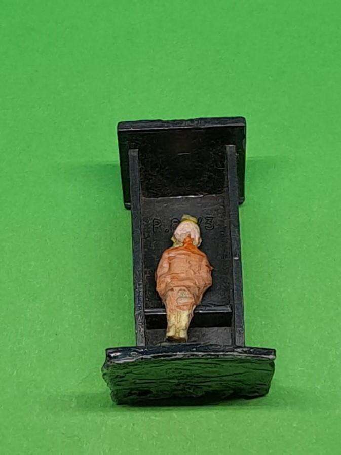 Model Trains H0-Scale 1/87 - 1 x Long Drop, no door with lady sitting. (See pictures)