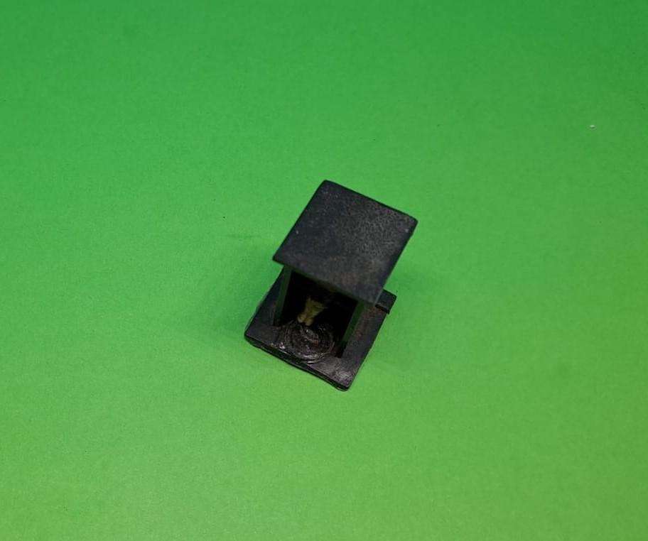 Model Trains H0-Scale 1/87 - 1 x Long Drop, no door with lady sitting. (See pictures)