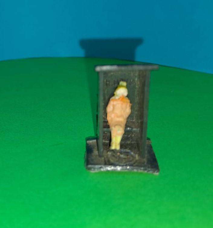 Model Trains H0-Scale 1/87 - 1 x Long Drop, no door with lady sitting. (See pictures)