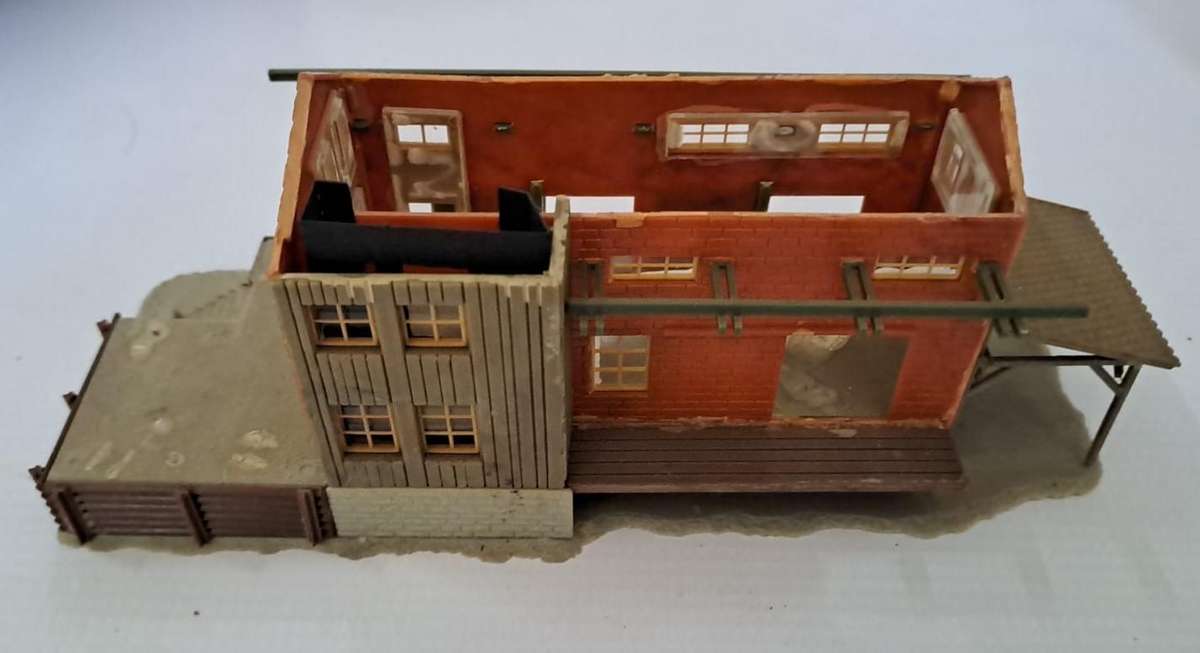 Model Trains H0-Scale 1/87 - 1 x Abended building, moving doors, no roof. Selling as is.
