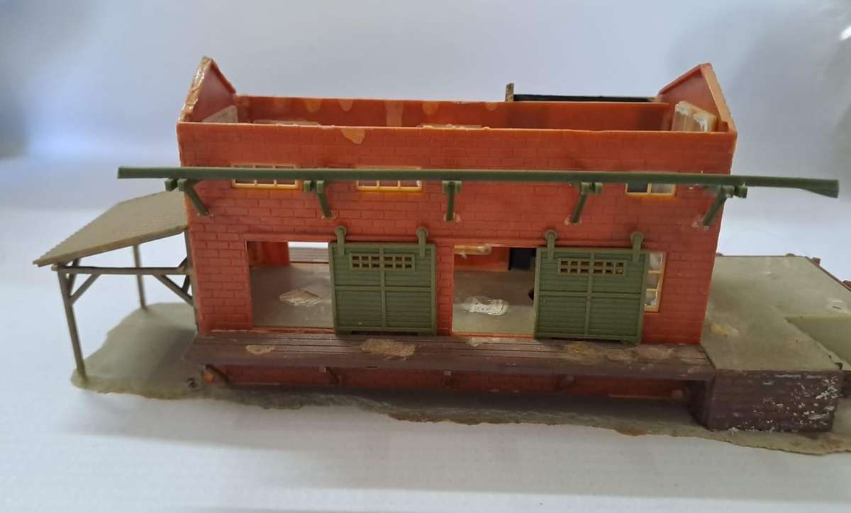 Model Trains H0-Scale 1/87 - 1 x Abended building, moving doors, no roof. Selling as is.