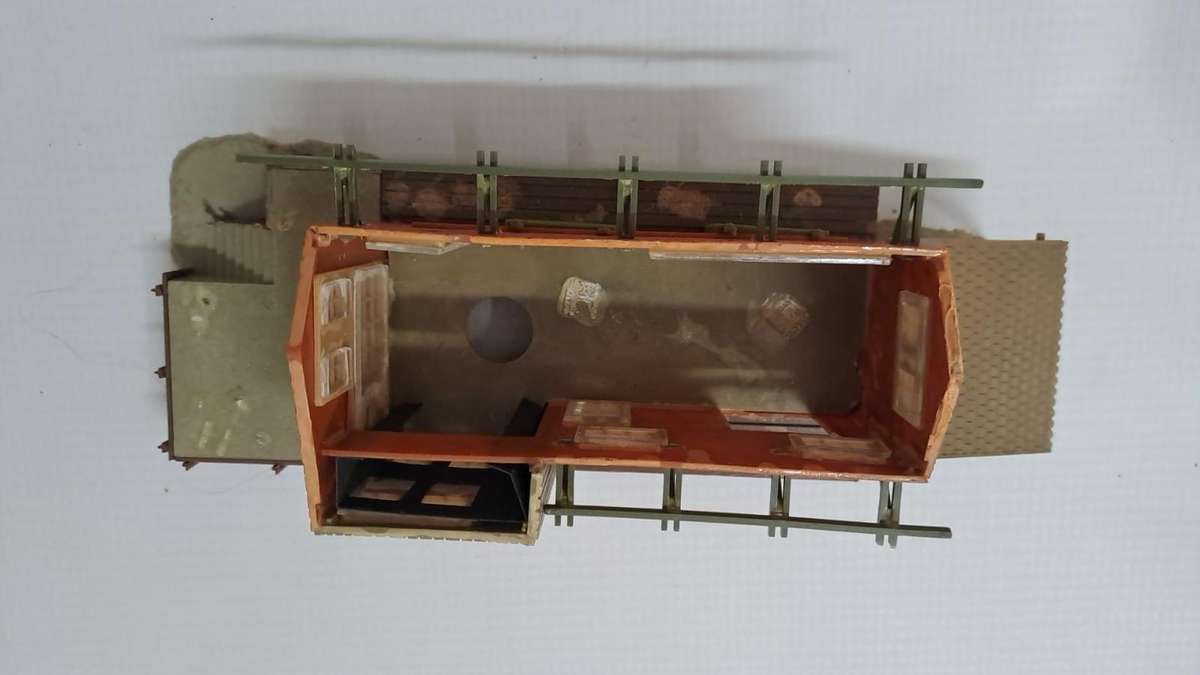 Model Trains H0-Scale 1/87 - 1 x Abended building, moving doors, no roof. Selling as is.