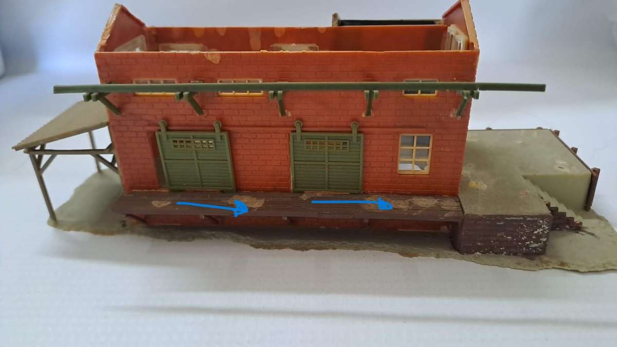 Model Trains H0-Scale 1/87 - 1 x Abended building, moving doors, no roof. Selling as is.