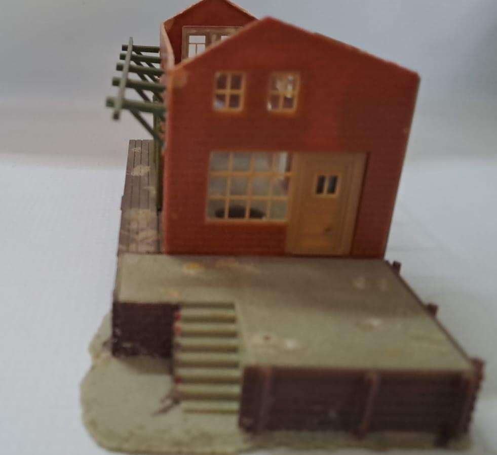 Model Trains H0-Scale 1/87 - 1 x Abended building, moving doors, no roof. Selling as is.