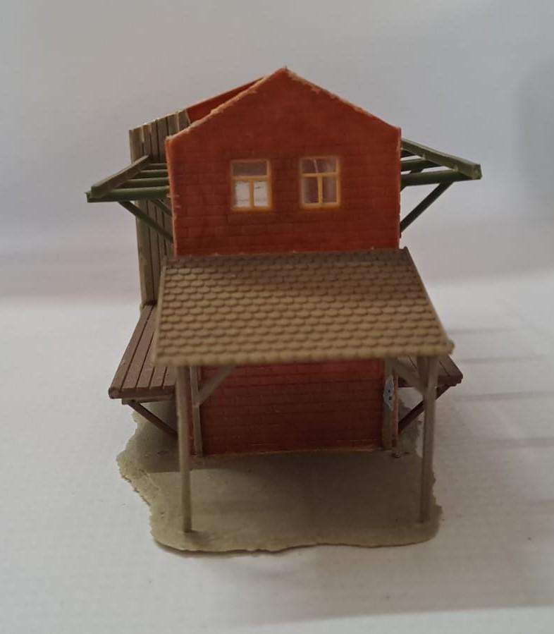 Model Trains H0-Scale 1/87 - 1 x Abended building, moving doors, no roof. Selling as is.
