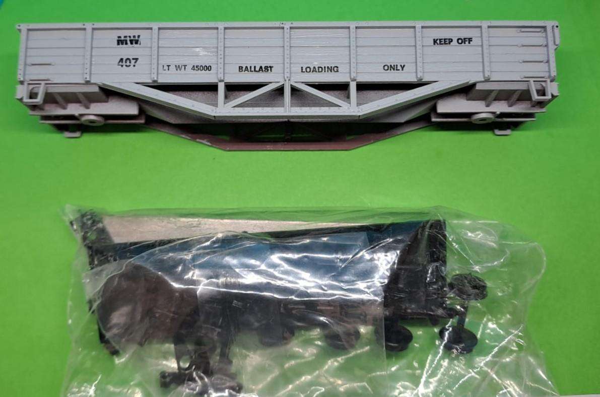 Model Trains H0 Scale - Convertible Gondola or Ballast Car, with plastic wheels & Horn hook couplers