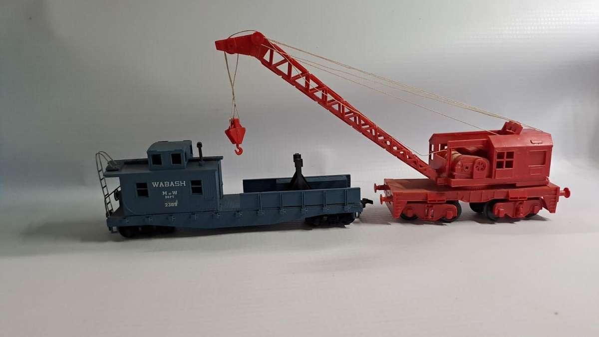 Model Trains HO 1 x Breakdown Crane red, with plastic wheels & Athearn Work Caboose Freight Car.