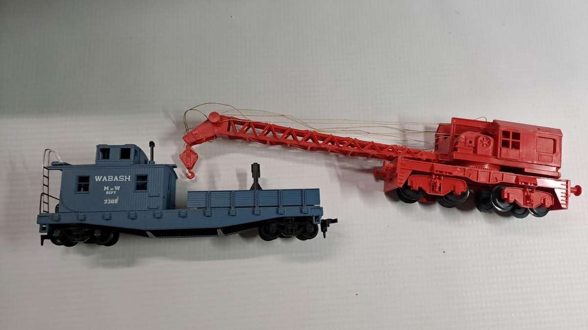Model Trains HO 1 x Breakdown Crane red, with plastic wheels & Athearn Work Caboose Freight Car.