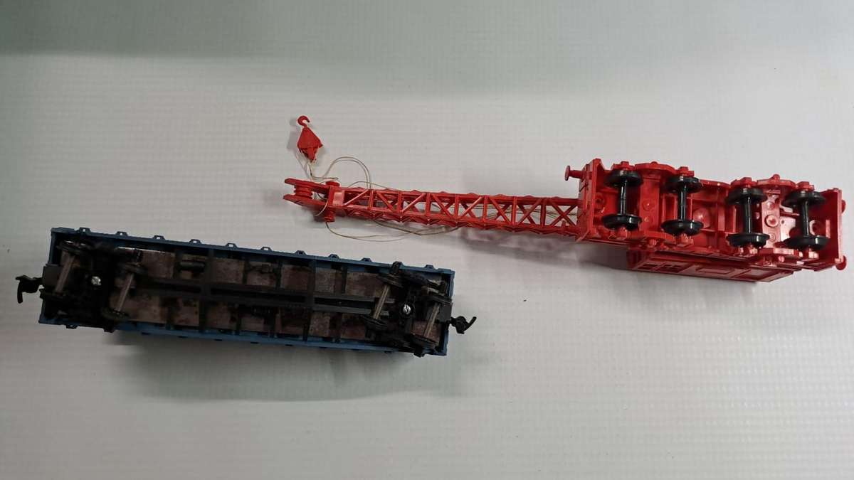 Model Trains HO 1 x Breakdown Crane red, with plastic wheels & Athearn Work Caboose Freight Car.